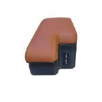 ⁦كونسولة جلد بها مسند يد للسيارة بمستويين لراحة اليد أثناء القيادة و لتخزين الأغراض وتحتوي علي خمس مخارج (يو اس بي ) مناسبة لجميع السيارات / موديل  CON-04 -لون اسود في خط احمر⁩ - الصورة ⁦2⁩