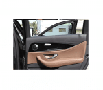 ⁦اكسسوار لتزيين الباب  السيارة من الداخل لمرسيدس New E Class 2016-2019 / لون اسود لامع ( 4 قطع )⁩ - الصورة ⁦6⁩