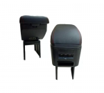 ⁦كونسولة جلد بها مسند يد للسيارة بمستويين لراحة اليد أثناء القيادة و لتخزين الأغراض وتحتوي علي خمس مخارج (يو اس بي ) مناسبة لجميع السيارات / موديل  CON-05 - لون اسود X خط احمر⁩ - الصورة ⁦3⁩