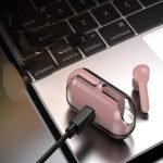 ⁦ايربودز رياضية تعمل باللمس مقاومة للماء شاشة  V5.3 - موديل AIR 33 / لون وردي⁩ - الصورة ⁦2⁩