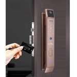 ⁦كالون ذكي مناسب لجميع الأبواب يعمل بالبصمة وكلمة السر والمفتاح والشفرة والوجه وممكن التحكم به من خلال الموبايل / لون ذهبي⁩ - الصورة ⁦2⁩