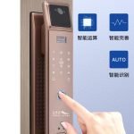 ⁦كالون ذكي مناسب لجميع الأبواب يعمل بالبصمة وكلمة السر والمفتاح والشفرة والوجه وممكن التحكم به من خلال الموبايل / لون ذهبي⁩ - الصورة ⁦3⁩