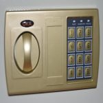 ⁦اوكا خزنة نقود فندقية ديجيتال الكترونية مقاومة للحريق والسرقة مع قفل مركب - وزن 9.5 كجم / موديل OKA-3038⁩ - الصورة ⁦4⁩