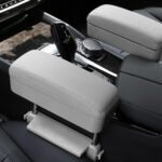 ⁦مسند ذراع لراحة اليد اثناء القيادة متوافق مع جميع انواع السيارات / موديل TQQ50 – لون رمادي⁩ - الصورة ⁦2⁩